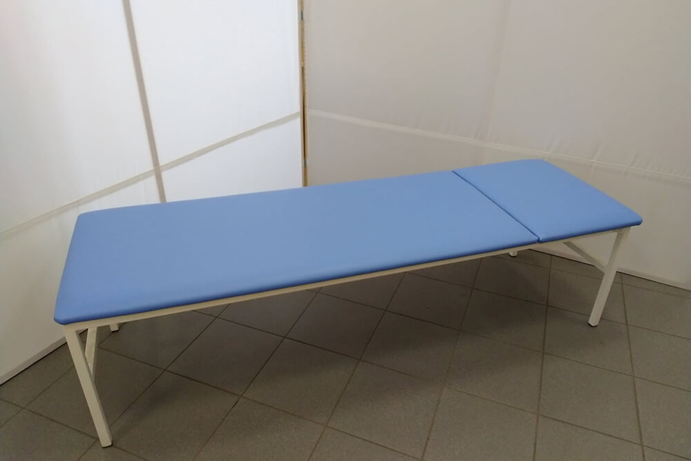 Голубая кушетка в медицинском кабинете